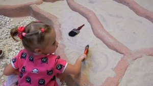 Настя едет в детский музей с горками и мишками тедди