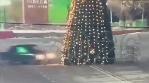 Новости: В одном из городов Казахстана водитель снёс Новогоднюю ёлку