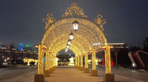 Невероятной красоты новогодняя иллюминация Москвы 2026 Москва сияет разноцветными огнями гирляд.
