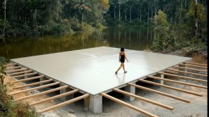 Женщины построили дом у озера за 120 дней.