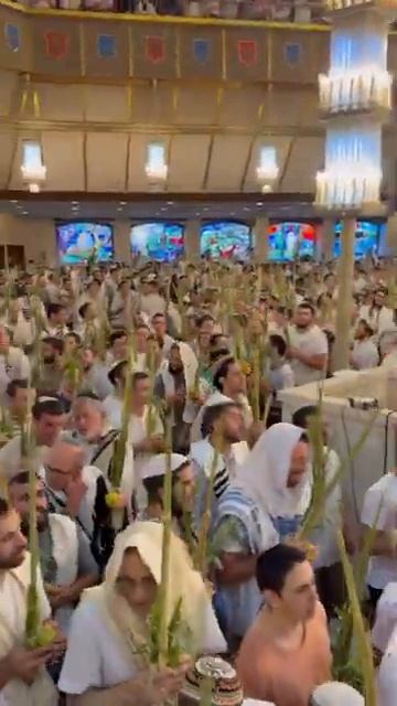 "Праздник" Суккот в синагоге.