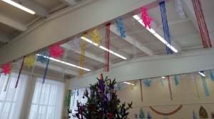 Актовый зал школы украшенный к новому году 🎄