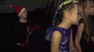 (25.12.2025) Театральная студия "Лицедеи" поздравила воспитанников детского дома с новым годом