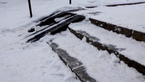 ГОРОДСКИЕ ЛЕСТНИЦЫ ЗИМОЙ ПРЕВРАЩАЮТСЯ В ТРАП