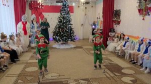 Новогодний утренник  "Как снеговик носик искал" средняя группа