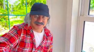 Настя играет в салон красоты чтобы помочь другу