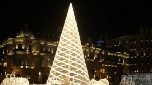 Самую высокую новогоднюю елку в странах СНГ установили в Баку