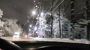 Утром по заснеженному городу