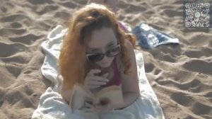 Девушка на пляже.Эротика.