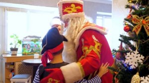 Дед Мороз и Снегурочка поздравили с наступающим Новым годом детей и внуков сотрудников Дома офицеров