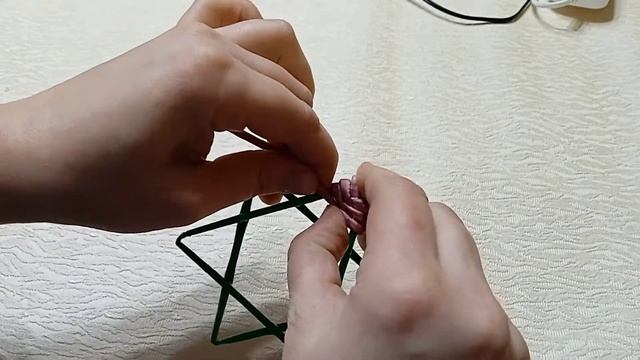 Ёлочная игрушка из газетных трубочек. смотреть онлайн