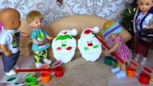 РАСКРАСЬ ДЕДА МОРОЗА🎅🎅 ЗАКРЫТЫМИ ГЛАЗАМИ👀 челлендж Катя и Макс веселая семейка куклы Барби