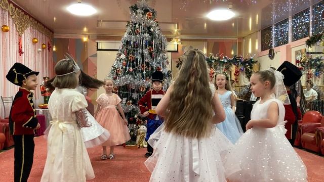 Хоровод "Елка-модница" (О.Титаренко) Группа №6 "Искорки"