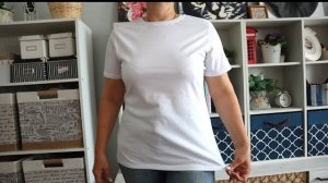 Просто взяла и отрезала рукава от футболки. Из спортивной майки — нежная блузка