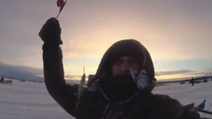 Бегущий к корюшке с удочкой!АрктикаВылов зимней корюшки на севере Белого моря