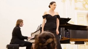 Полина Шароварова исполняет «Чёрную песню» Монтсальватже. Фортепиано — Марк Ваза