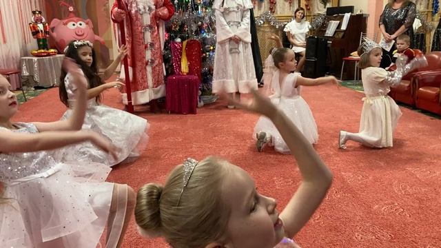 Танец девочек. Группа №6 "Искорки"