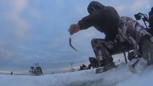 Бегающий по льду.За Корюшкой Зимой.Блесна стоит дороже рыбы в два раза!