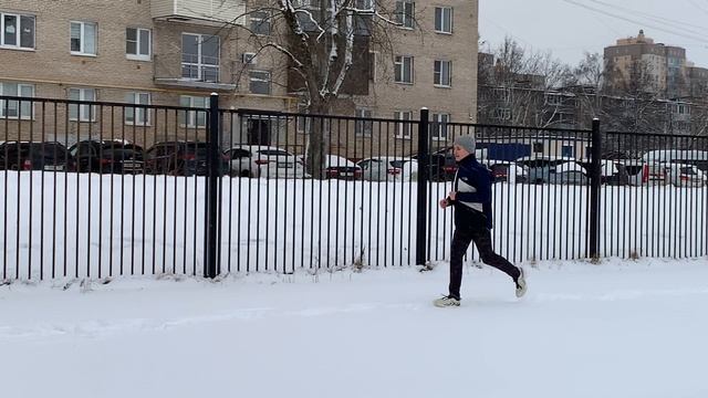 俄罗斯男子准备以每公里2分50秒甚至更快的速度跑完42.2公里 || 让我们一起加油 :) смотреть онлайн