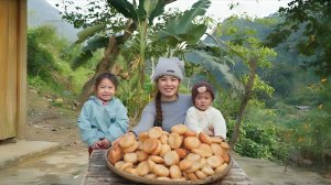 Готовлю гигантские рисовые лепешки с клейким рисом для продажи на рынке. Забираю дочь из школы