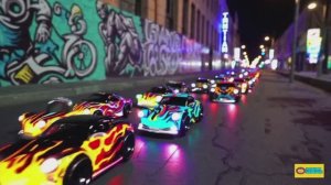 МУЛЬТИКИ ПРО МАШИНКИ. Машинка мчится по трассе. Энергичные ПЕСЕНКИ ДЛЯ МАЛЫШЕЙ.