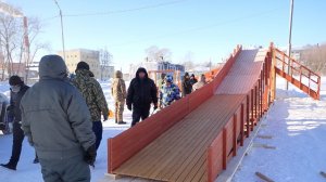 Зимний городок: продолжается сборка новой горки