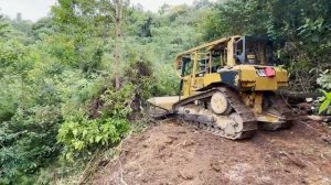 Бульдозер едва не свалился в овраг во время ремонта горной дороги🔥