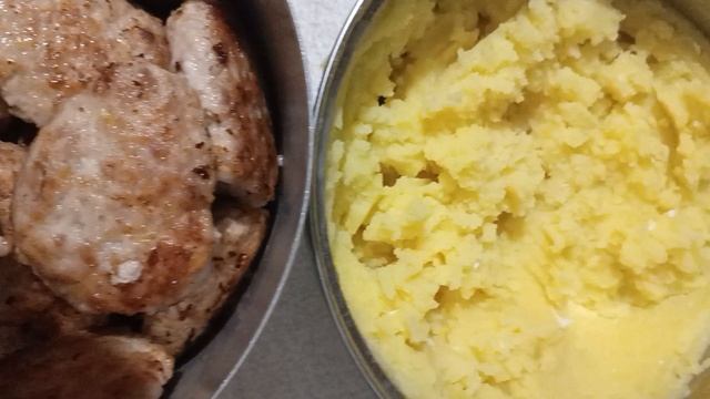 Ужин ,котлетки с пюре смотреть онлайн