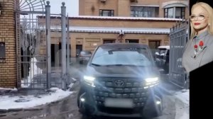 Лариса Долина покинула квартиру в Хамовниках...