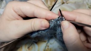 Вяжу детские носочки.