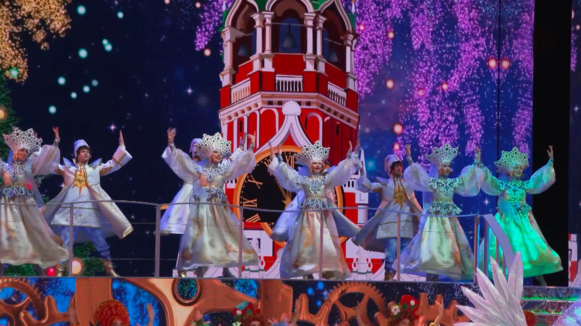 Более 200 тысяч человек станут гостями главной елки в Кремле смотреть онлайн