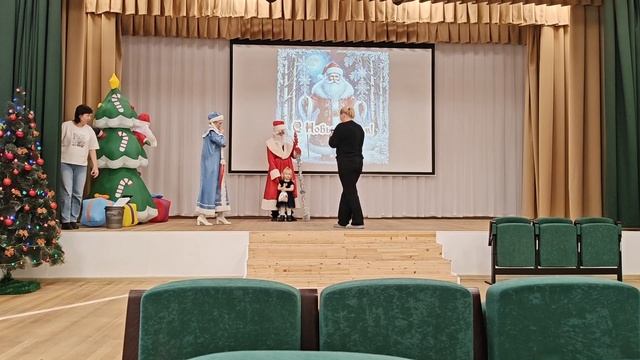 Стоят морозы, сходили на ёлку в ДК, Саня идёт на поправку.