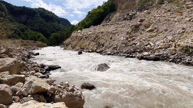 Красивая горная река! смотреть онлайн