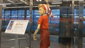 Прогулки по Москве. Выставка в метро Воробьевы горы, посвящённая 50 летию фильма Буратино.