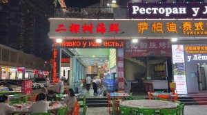 «Ребята, пивко у нас есть, прям холодненькое!» Пивнуха из китайского Хайнаня отлично подготовилась