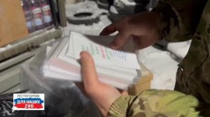 Вечер пятницы. Наши тяжеловесы на морозе со снежком грузят машинки для выезда к ребятам💪