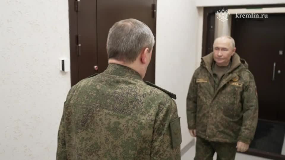 В одном из пунктов управления Объединённой группировки войск Владимир Путин провёл совещание по о... смотреть онлайн