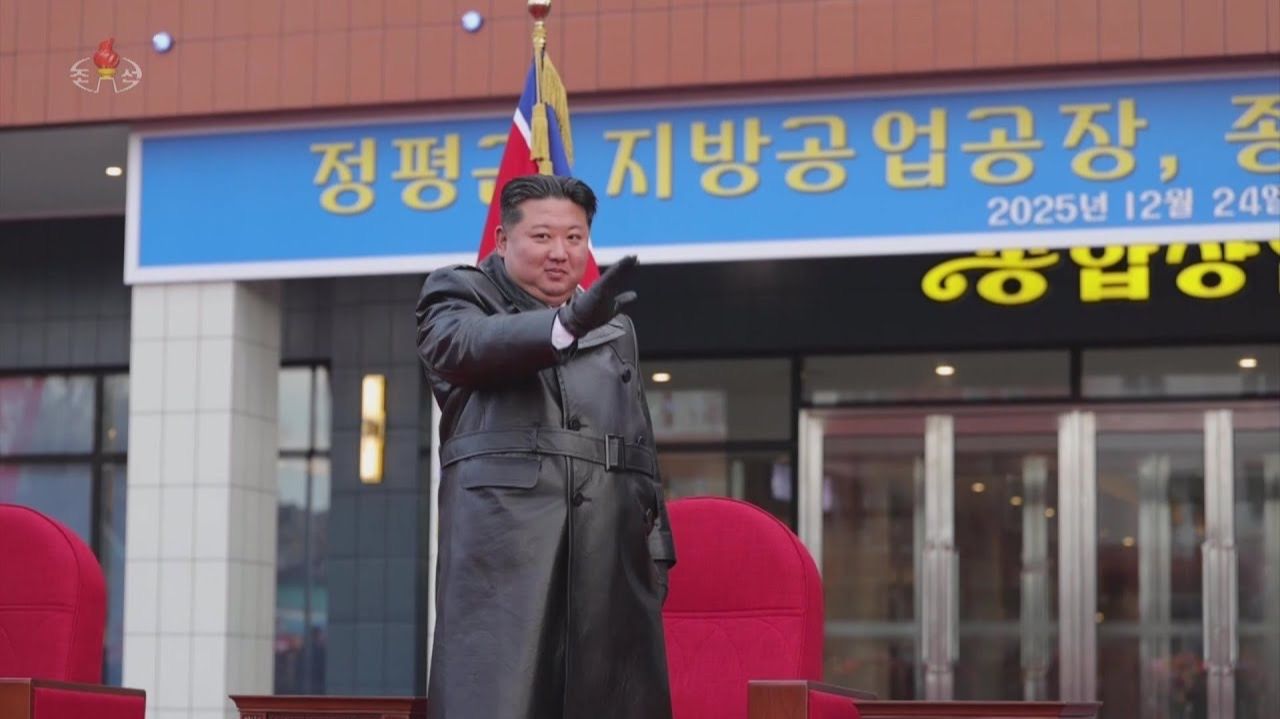 В Чонпхёне с размахом открылись заводы и развлекательный комплекс. смотреть онлайн