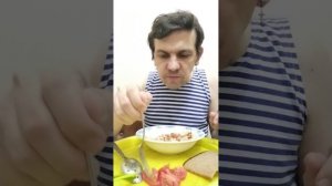 Обжор мукбанг / рожки с тушёной свининой по-флотски Старково / помидоры и зелёный лук