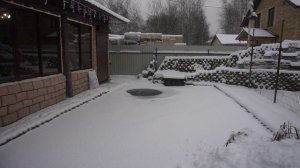 Пруд замёрз.