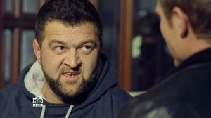 Оперативник допрашивает «русской рулеткой», одна пуля в барабане пистолета.