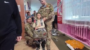 Десантники поздравили донецких школьников.