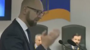 Яценюк в суде о событиях дня "самоусунення" Януковича.