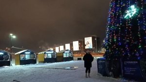 С НАСТУПАЮЩИМ Новым годом. Такая красивая ёлка тут. КОШЕЛЕВ. Станцую немного.. Вот так поздравляю🎉.