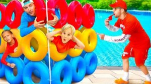 Дети учатся правилам проведения времени в бассейне! веселье и радость