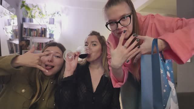 распаковка подарков с подругами / идеи подарков на новый год / Новый год в России