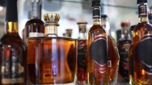 Мужчина украл пять бутылок коньяка и разбил их по дороге домой