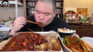 Свинина жареная,осминог. Острый лук кимчи.Мукбанг по Корейски, кушаем и наслаждаемся. Эпический пир.