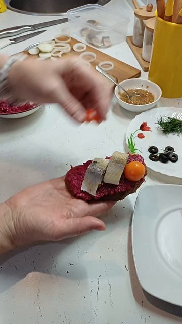 Брускеты с селедочкой!!! Новогодние!!! смотреть онлайн