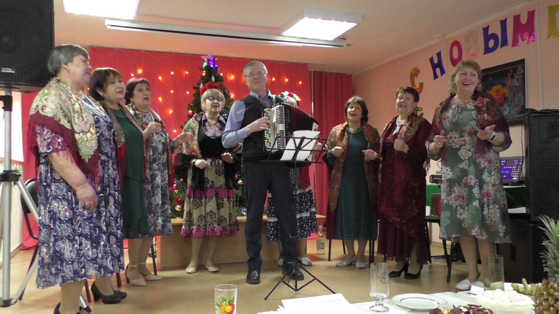 Ансамбль "С песней по жизни".Худ.рук.Геннадий Черненко.г.Ачинск.19.12.25г.Автор видео Елена Цыганова смотреть онлайн